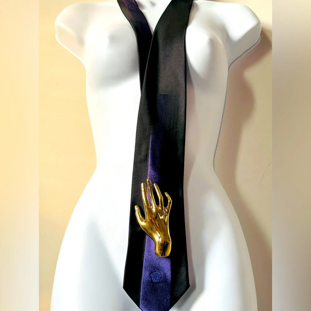 Large Versatile Wear Gold Woman’s Hand Brooch
